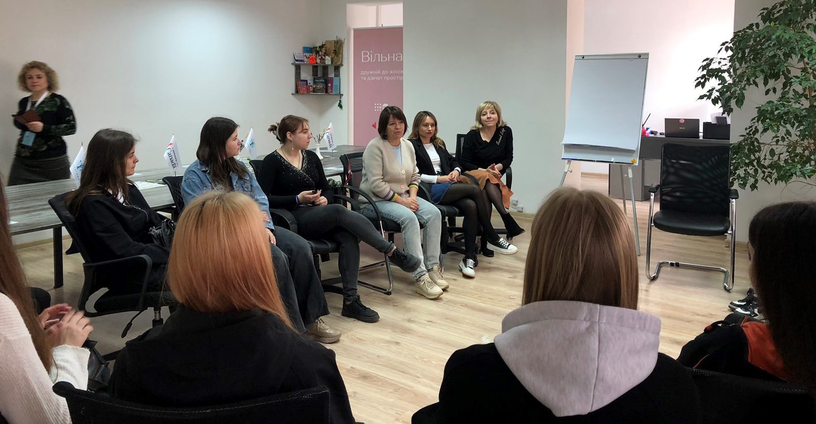 Тренерки Світлана Шимчук, Олена Магдій та Тетяна Легета знайомляться із учасниками(-цями тренінгу)